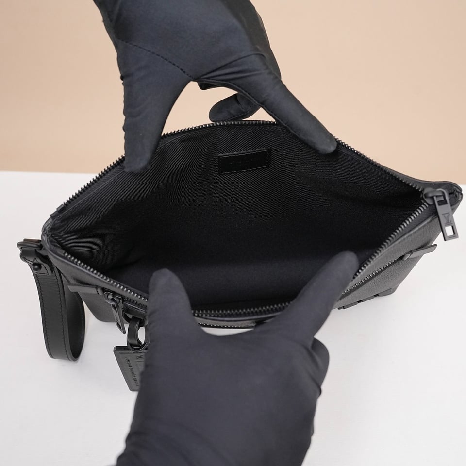 Louis Vuitton Takeoff Pouch Black 30Cm M69837 view 9