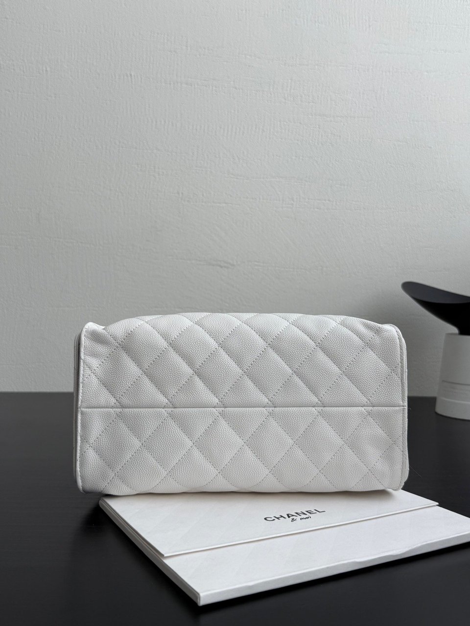 Chanel Spring-Summer 2025 Handbag Grained Calfskin &amp; Gold-Tone Metal White 30Cm/ 11.8In view 7