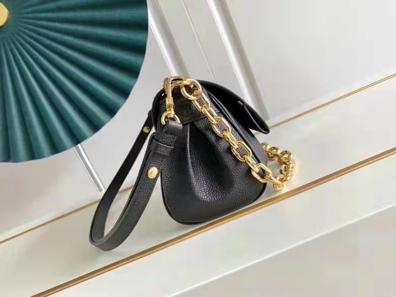 Louis Vuitton Favorite 24Cm Black Noir view 4