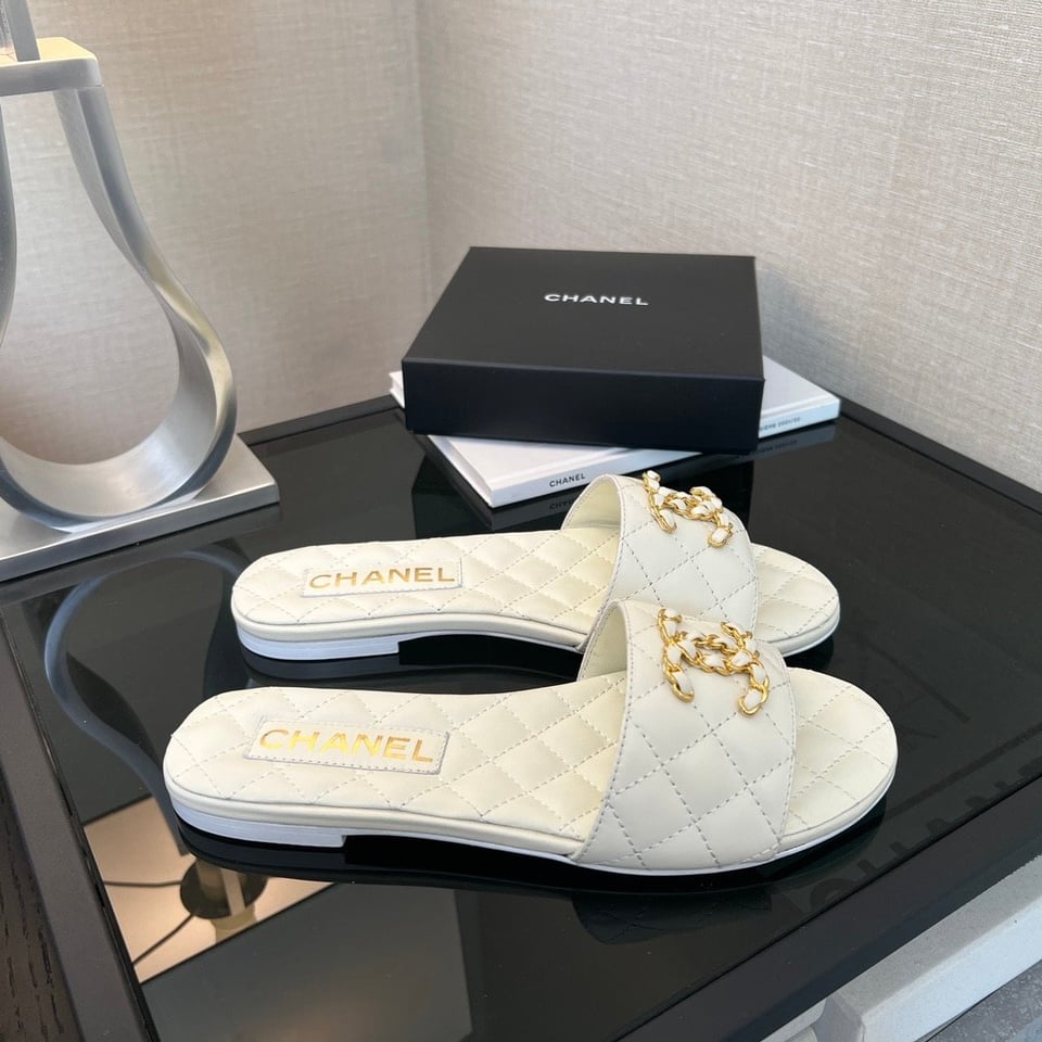 Chanel 23P Quilted Cc Chain Mule Sandal White view 10