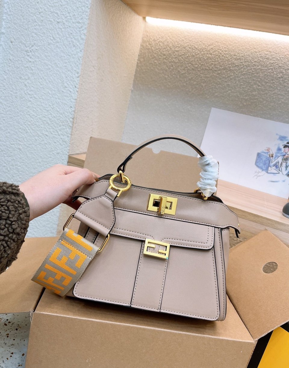 Fendi Peekaboo Mini Bag Leather Bag With Baguette Pocket Beige 23Cm view 3