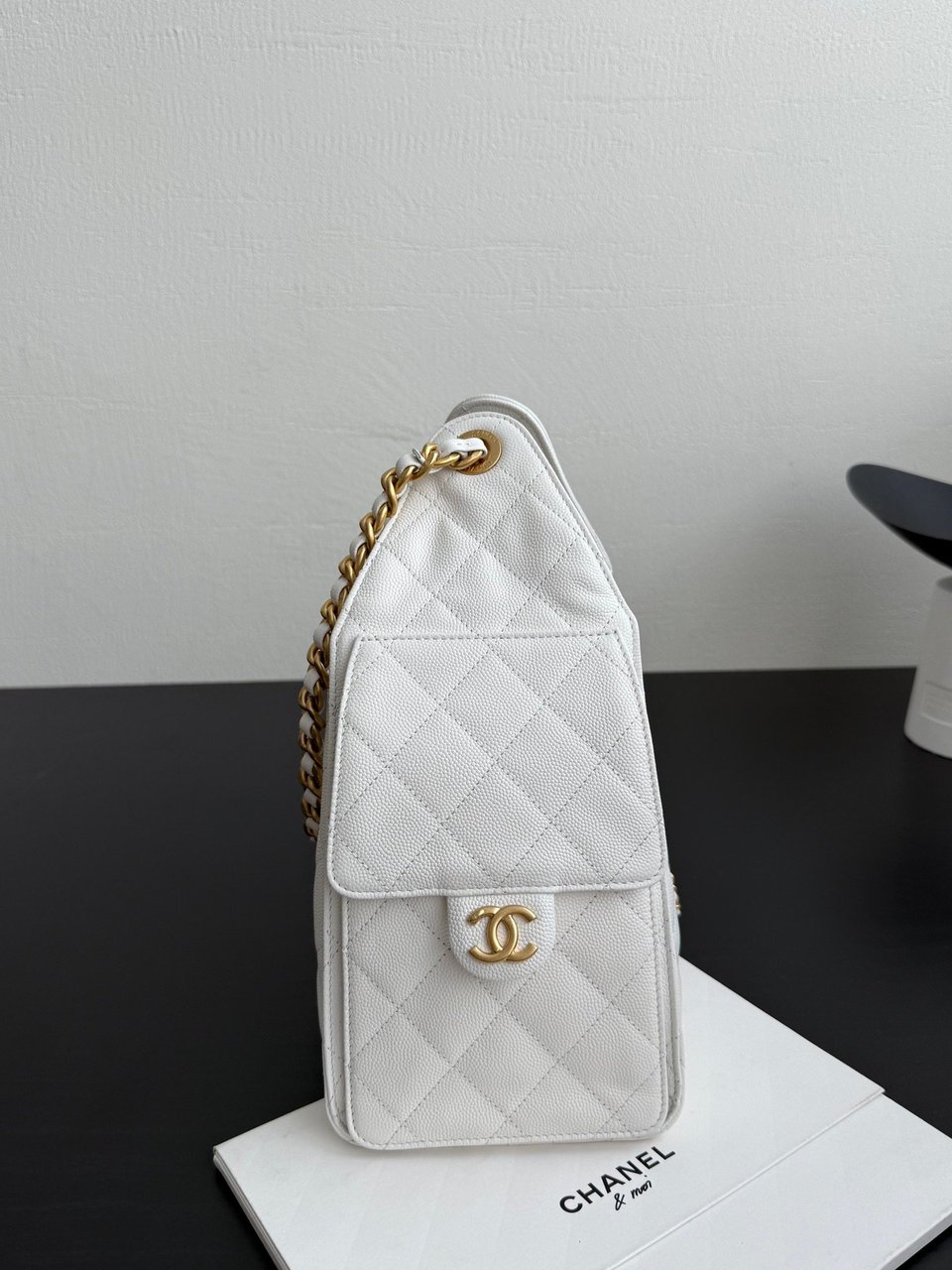 Chanel Spring-Summer 2025 Handbag Grained Calfskin &amp; Gold-Tone Metal White 30Cm/ 11.8In view 3