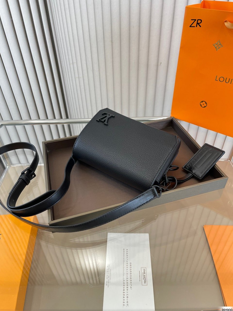 Louis Vuitton Aerogram Messenger Bag Black 20Cm M57080 view 5