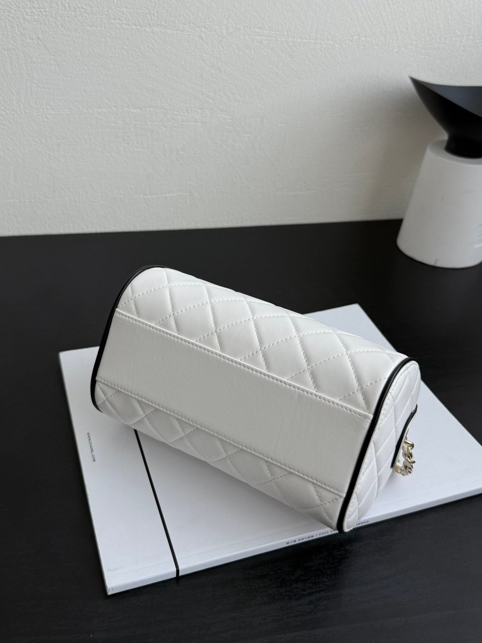 Chanel Spring Summer 2025 Pre-collection Clutch With Chain Lambskin White 18.5cm/ 7.3inches view 8