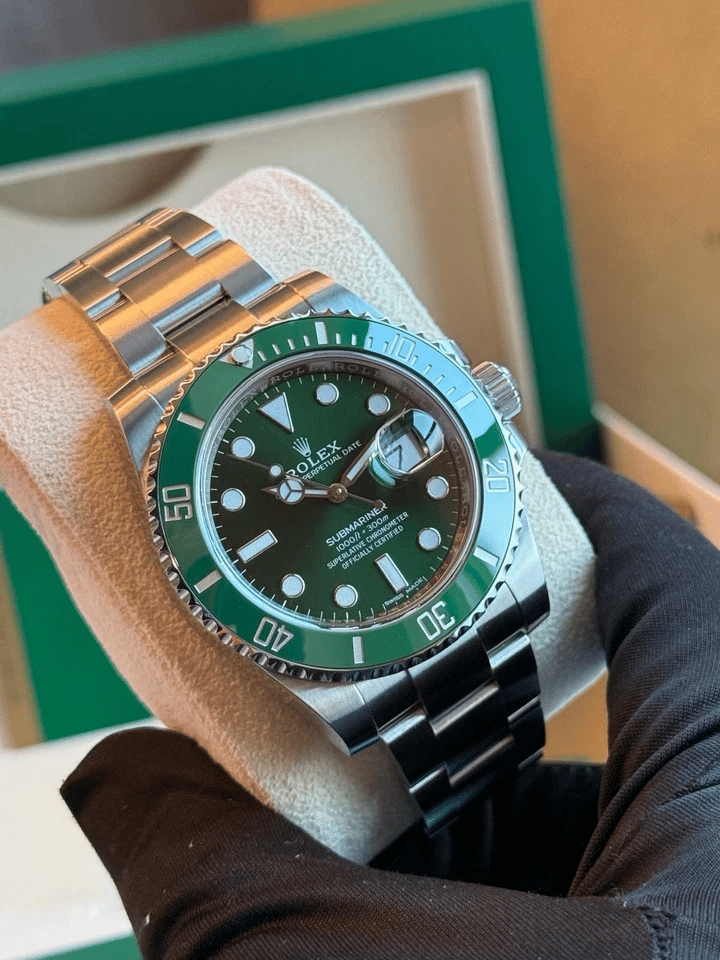 Rolex Submariner 40mm Green Dial 116610LV “Hulk” view 6