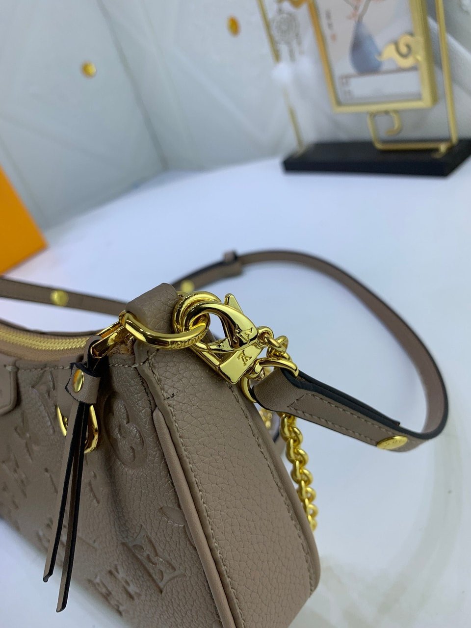 Louis Vuitton Easy Pouch On Strap Tourterelle Beige 19Cm view 7