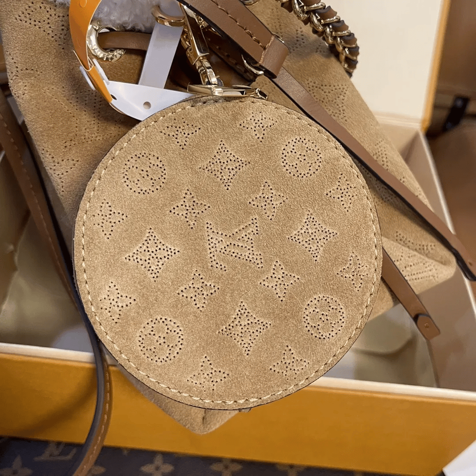 Louis Vuitton Shearling Bucket Bag 22cm/8.7in M11839 view 6