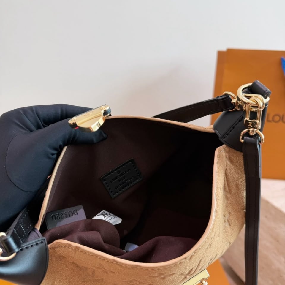 Louis Vuitton Pochette Mia M2A252 22cm/8.7in view 9