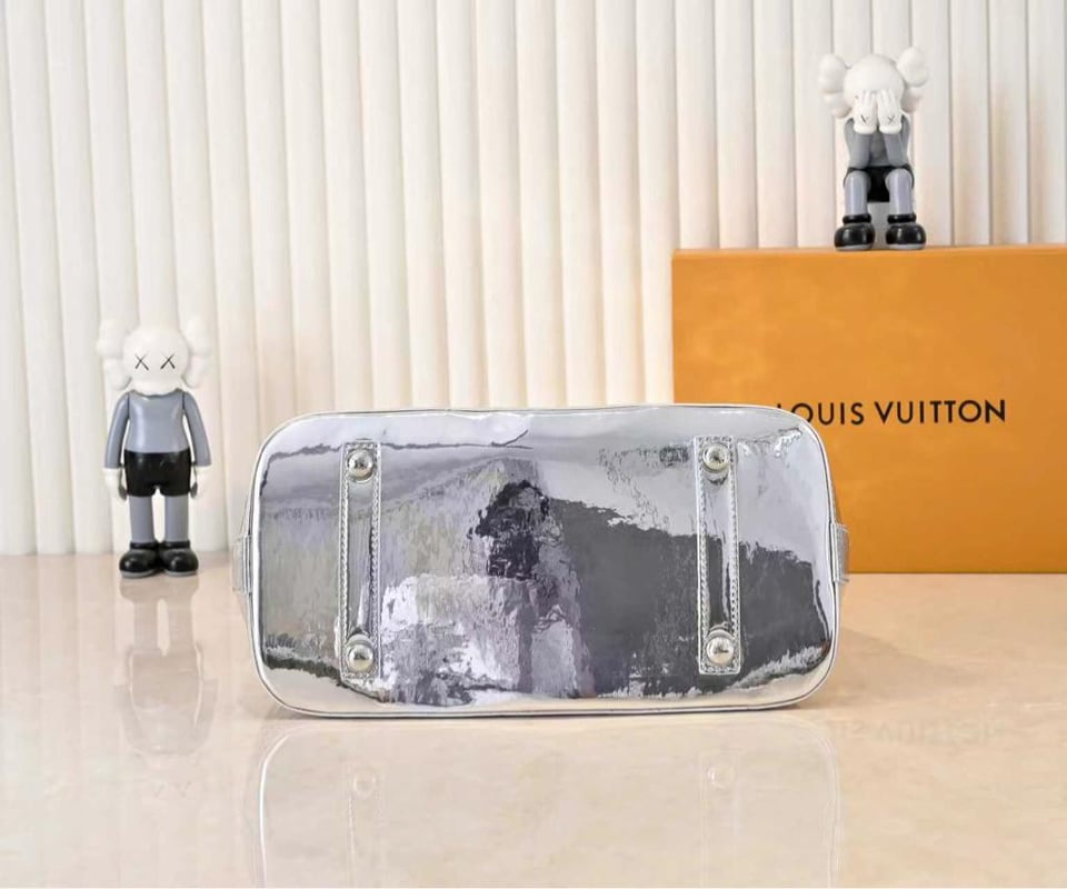Louis Vuitton Alma Travel 39/15.4in M26410 view 4