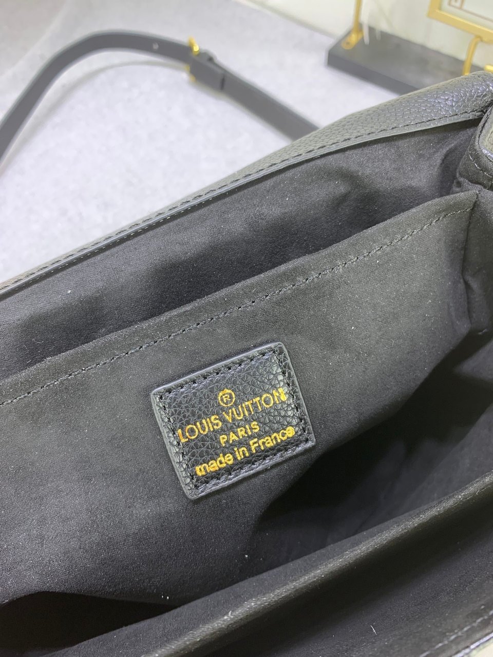 Louis Vuitton Pochette Metis Black 25Cm view 4