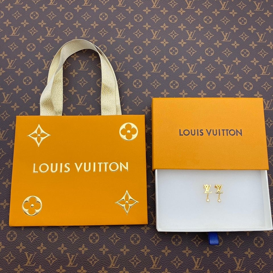 Louis Vuitton Gold And Diamond Earrings Q96495 view 4