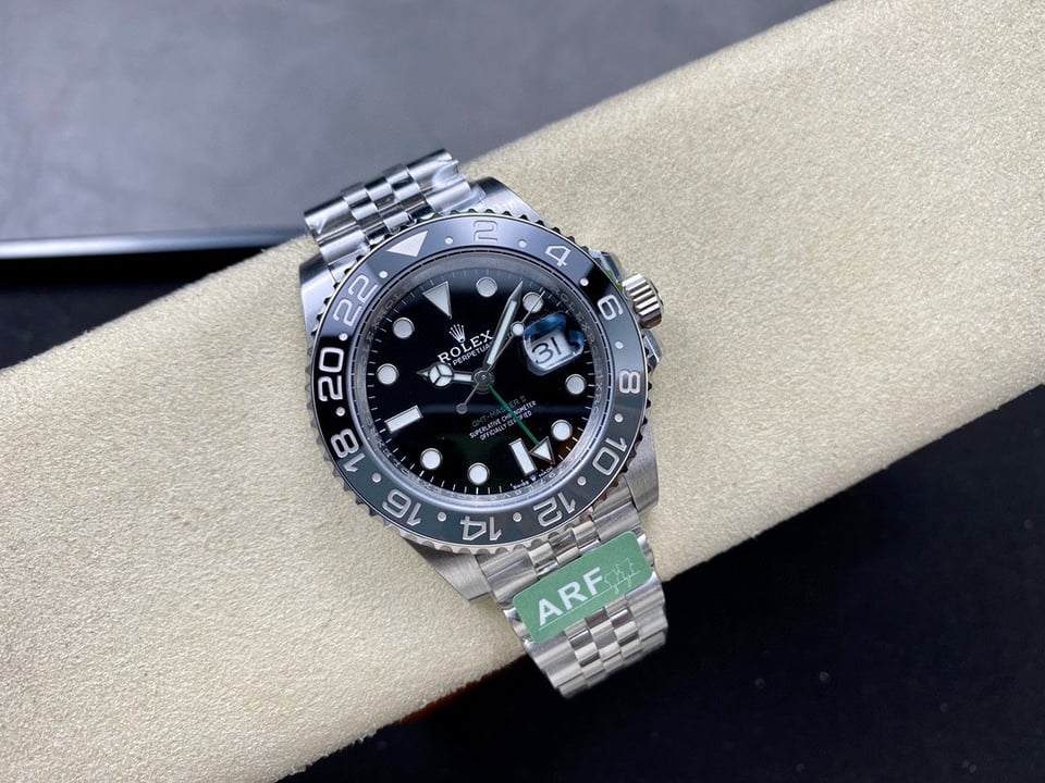 Rolex GMT-Master II 126710GRNR “Bruce Wayne” Jubilee 2024 view 4