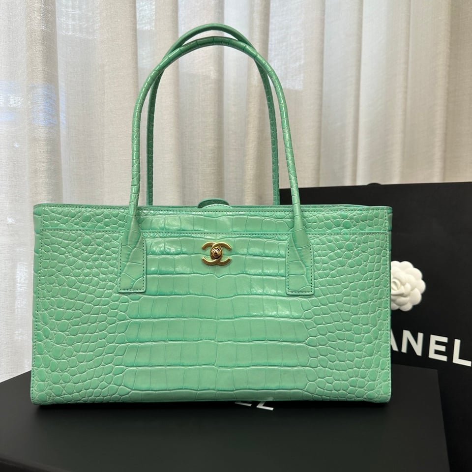 Chanel Small Shopping Bag Embossed Calfskin With Crocodile Pattern &amp; Gold-plated Alloy Green 20cm/7.9in AS6243 view 3