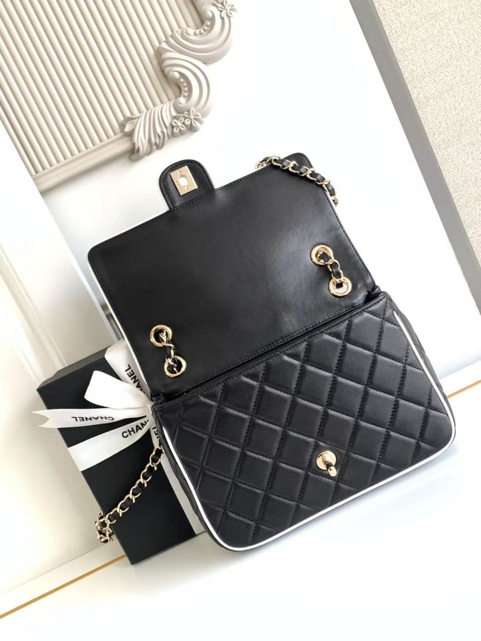 Chanel Small Graphic Frame Flap Bag Black 23cm view 7