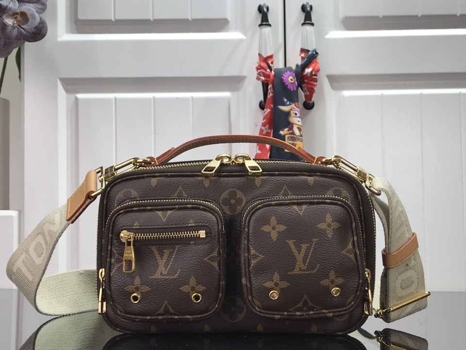 Louis Vuitton Utility Cross-Body Bag 18 Cm view 4