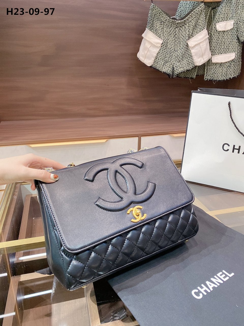 Chanel Timeless Cc Flap Maxi Black 31Cm view 4