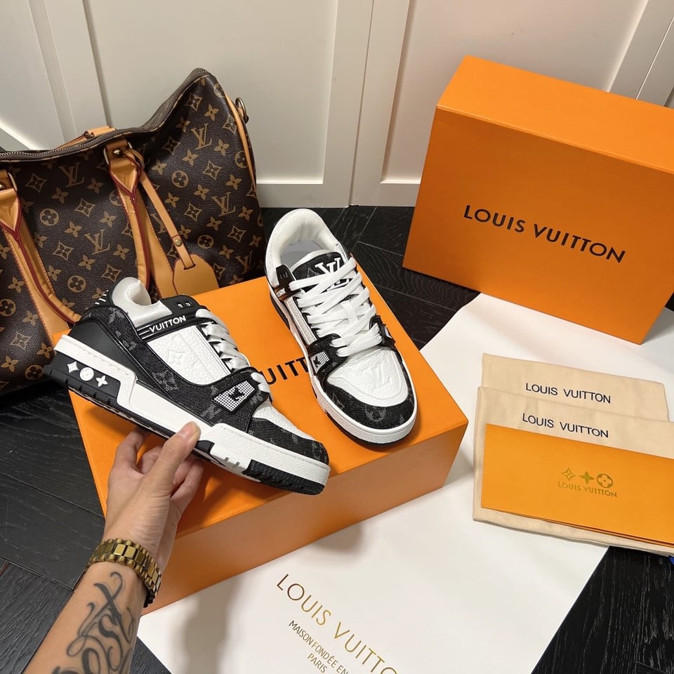 Louis Vuitton Trainer Sneakers Black And White 1A9Jgb view 7