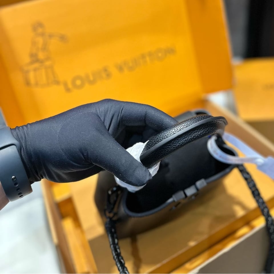 Louis Vuitton Capucines East West Mini Optic Black 19Cm M23955 view 8