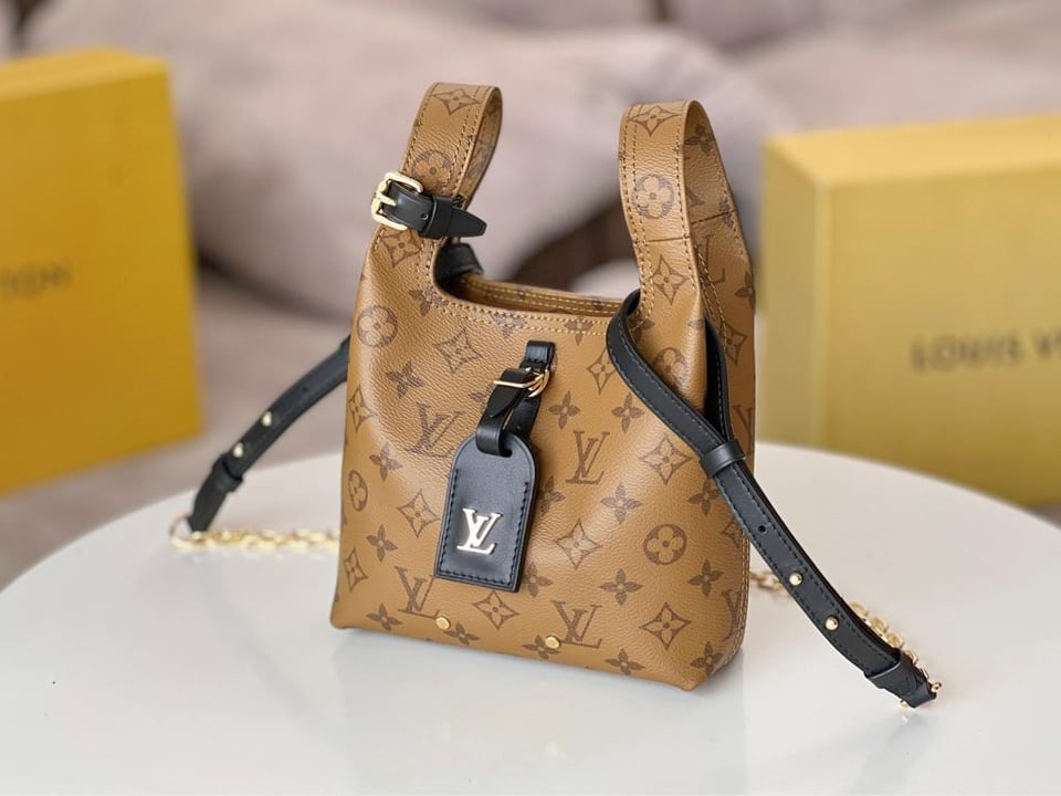 Louis Vuitton Atlantis BB in Gold 17cm/6.7in view 3