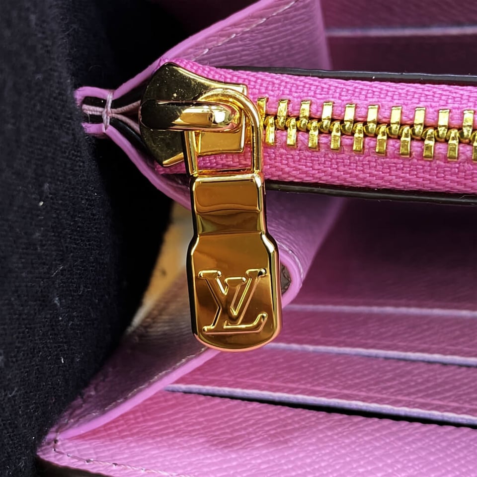 Louis Vuitton Christmas Animation 2022 Sarah Wallet Pink view 10