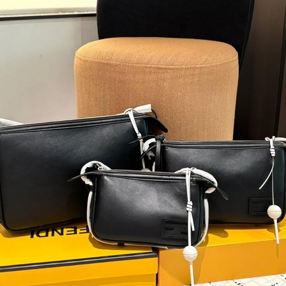 Fendi Simply Fendi Mini Bag Black 23Cm view 3