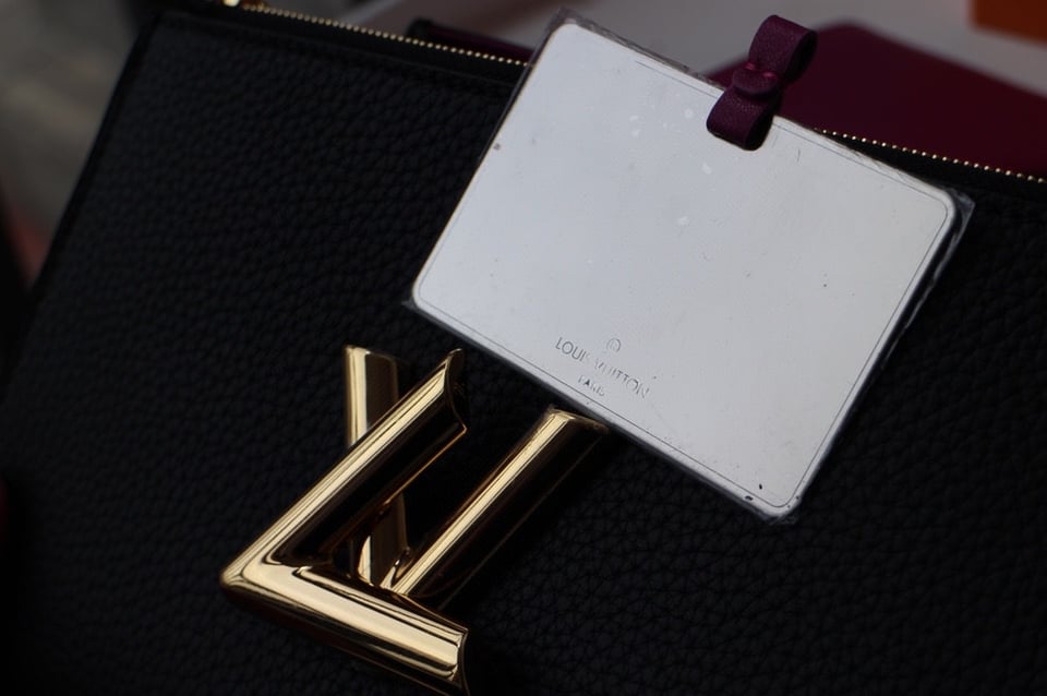 Louis Vuitton Twist One Handle Pm 25Cm Black view 9