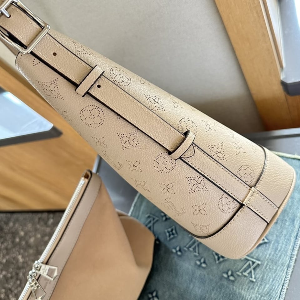 Louis Vuitton Flore Perforated Mahina Beige 22Cm view 11