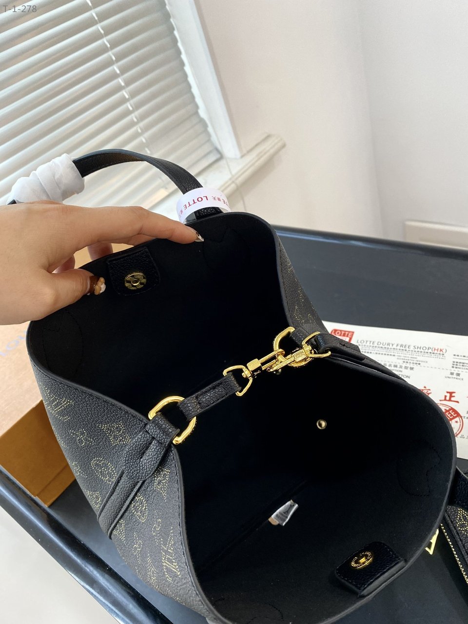 Louis Vuitton Blossom Pm Black 20Cm M23393 view 11