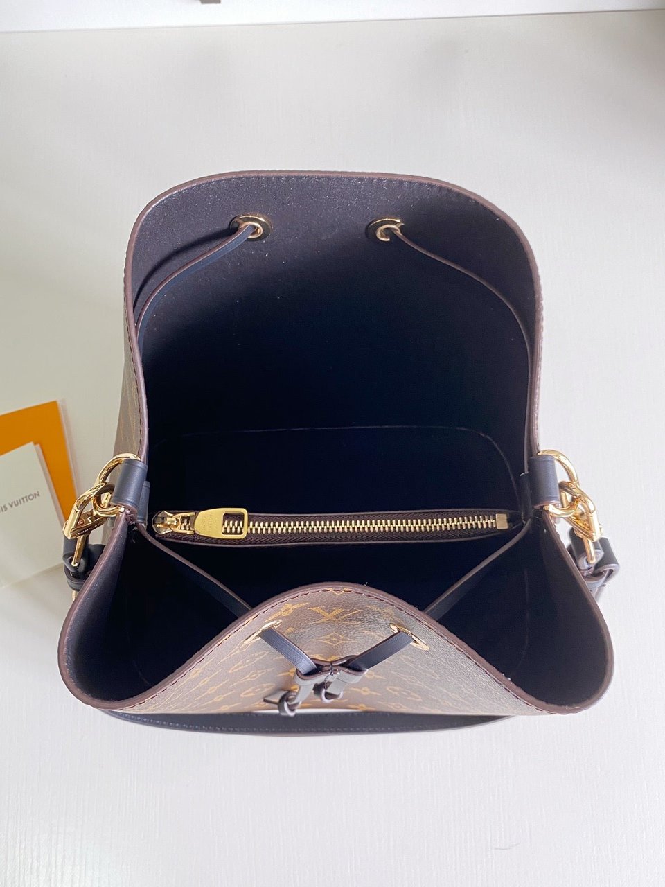 Louis Vuitton Neonoe Mm Black view 3