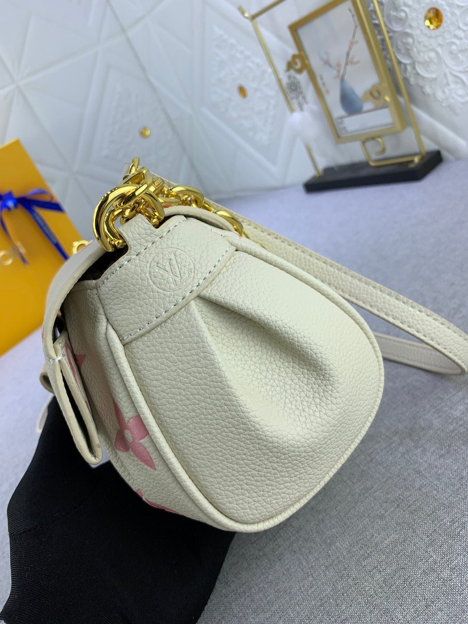 Louis Vuitton Favourite Bag Cream Beige 24Cm view 8