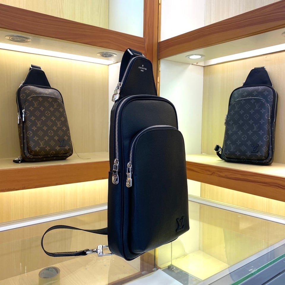 Louis Vuitton Avenue Nm Crossbody Bag Black 31Cm M30971 view 3
