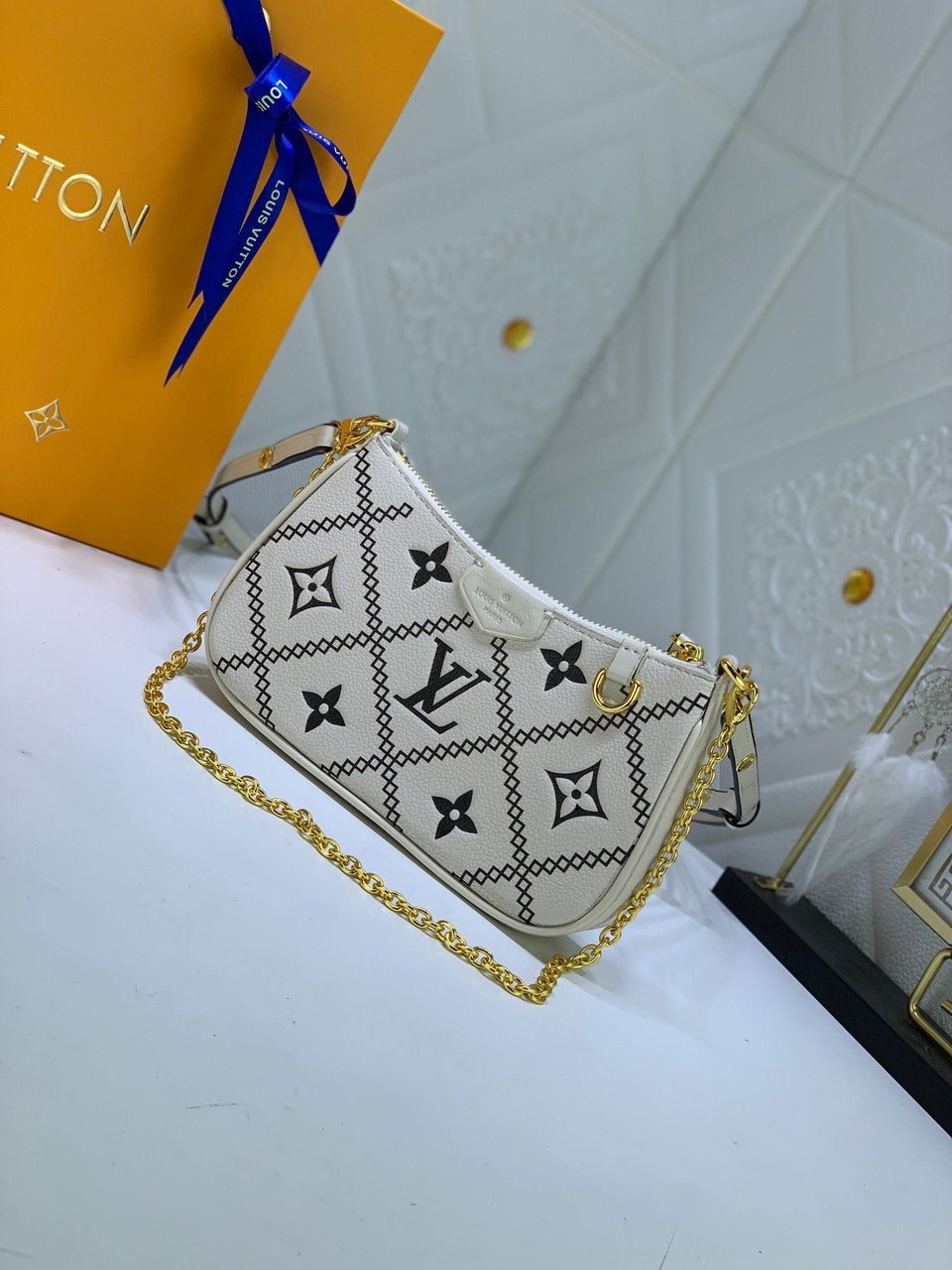 Louis Vuitton Easy Pouch On Strap White 19Cm view 4