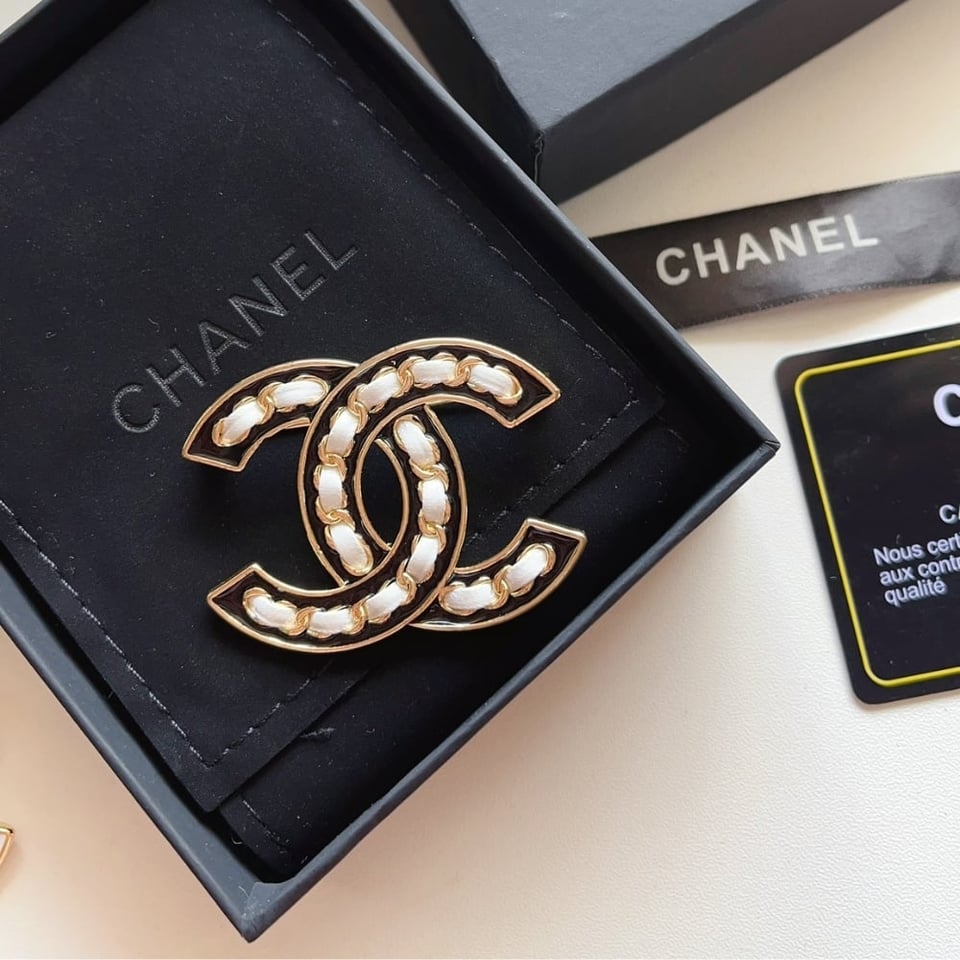 Chanel Cc Brooch Black With White Interwoven Chain Pattern view 2