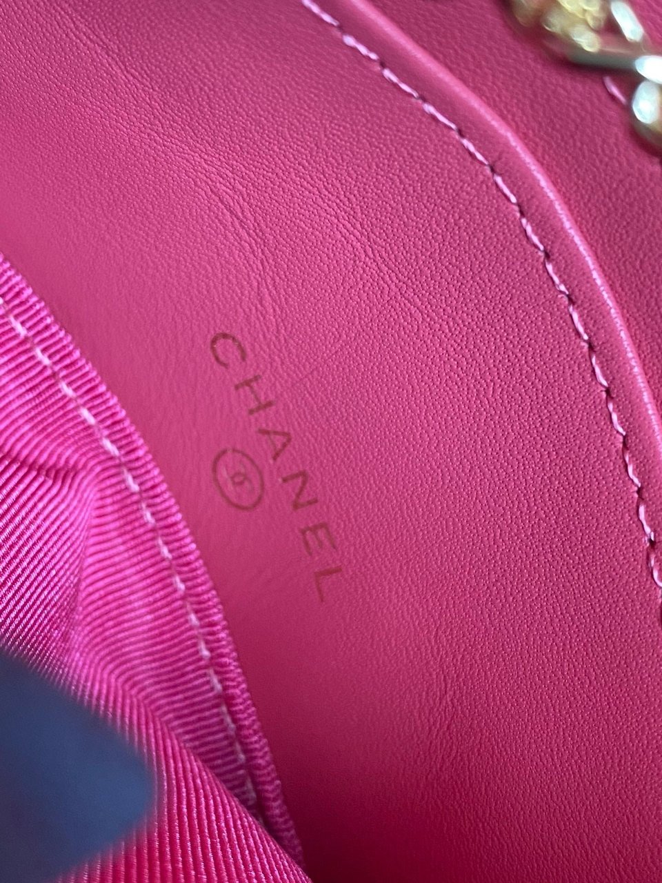 Chanel Zipped Wallet 14Cm Light Red Caviar Gold Hardware view 4