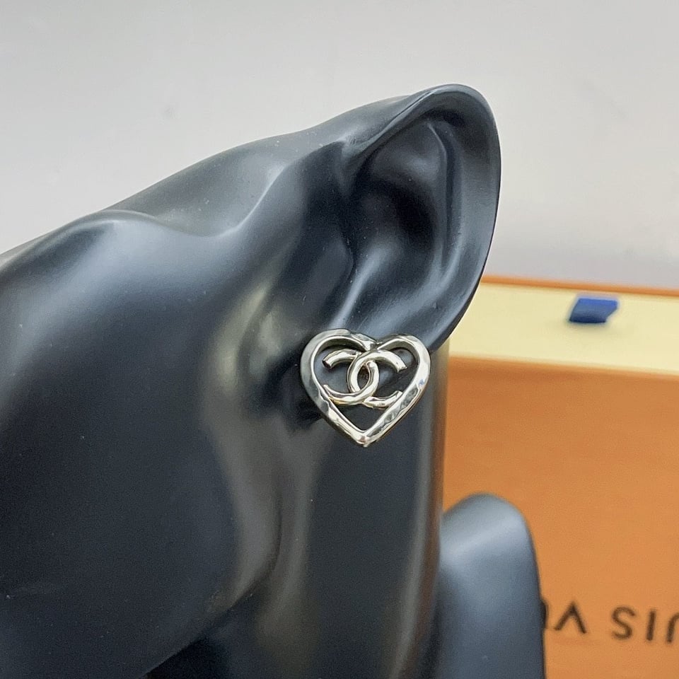 Chanel Metal Cc Heart Coco In Love Earrings Gold view 5