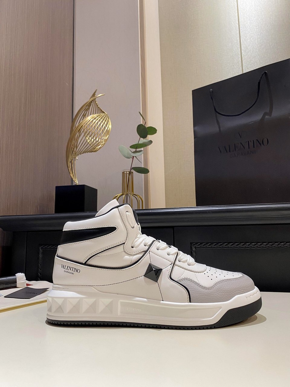 Valentino One Stud Mid-Top Calfskin Sneaker White Ys0E63Nwn 0N2 view 6