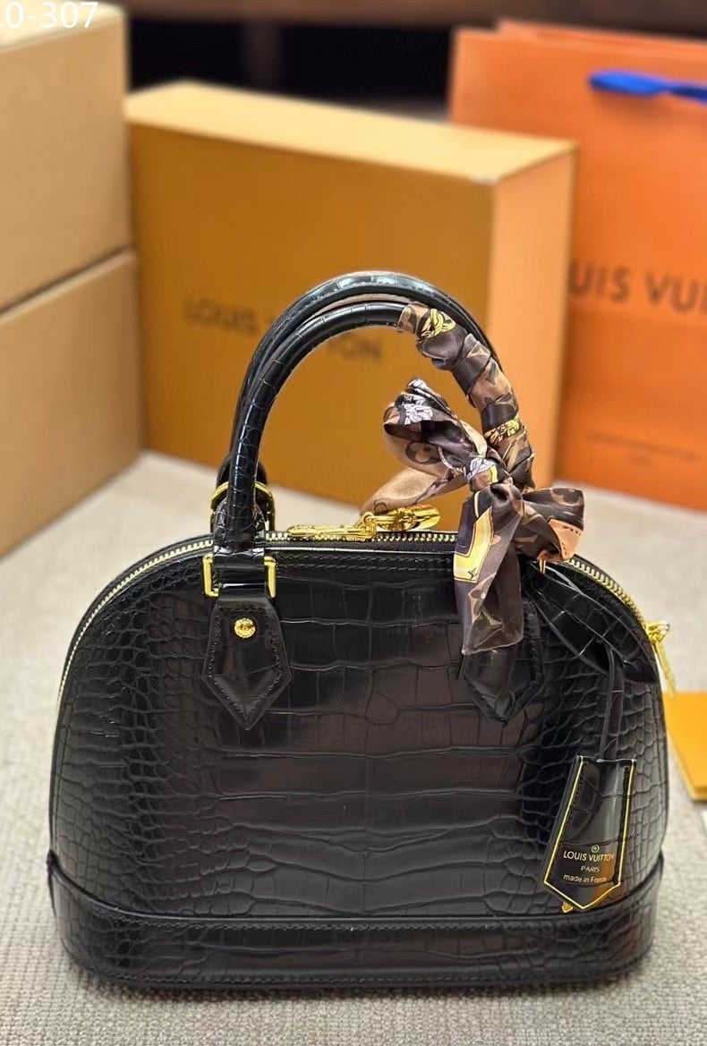 Louis Vuitton Neo Alma Bb Black 24Cm view 3