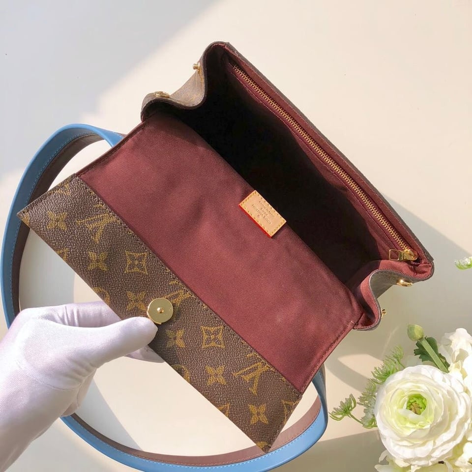 Louis Vuitton Cluny Mm Bleu Glacier Blue 32Cm view 3