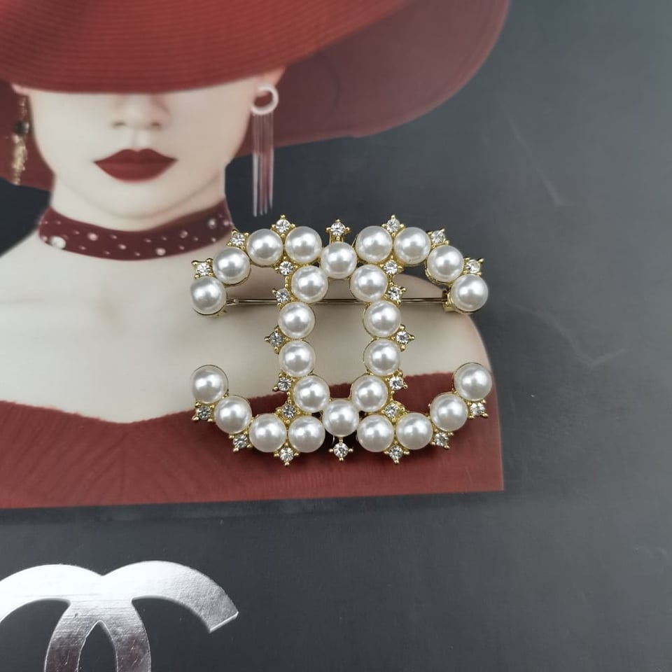 Chanel Cc Brooch Gold With Big Pearls view 2