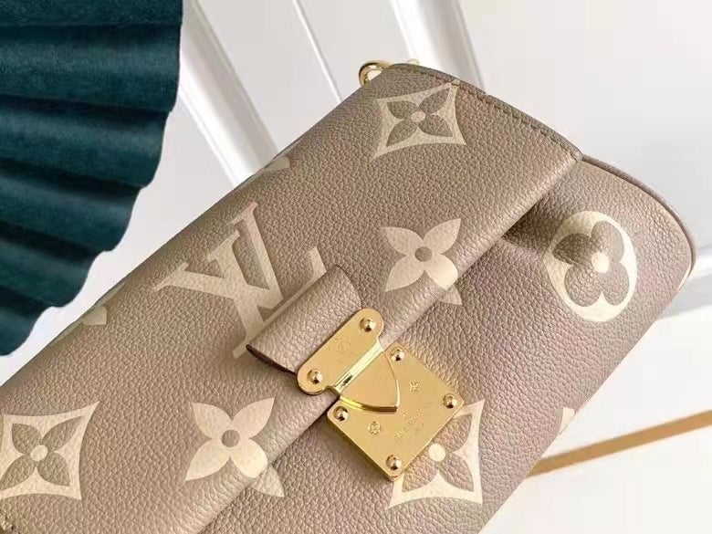 Louis Vuitton Favorite 24Cm Beige view 11