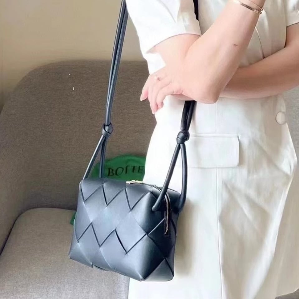 Bottega Veneta Small Camera Bag Mxn 52 400 Black 18Cm view 4