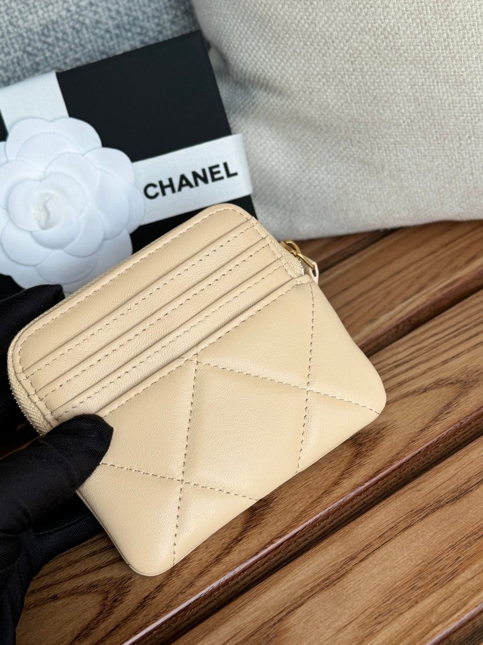 Chanel 19 Zipped Coin Purse 11Cm Cream Lambskin Gold Hardware view 5