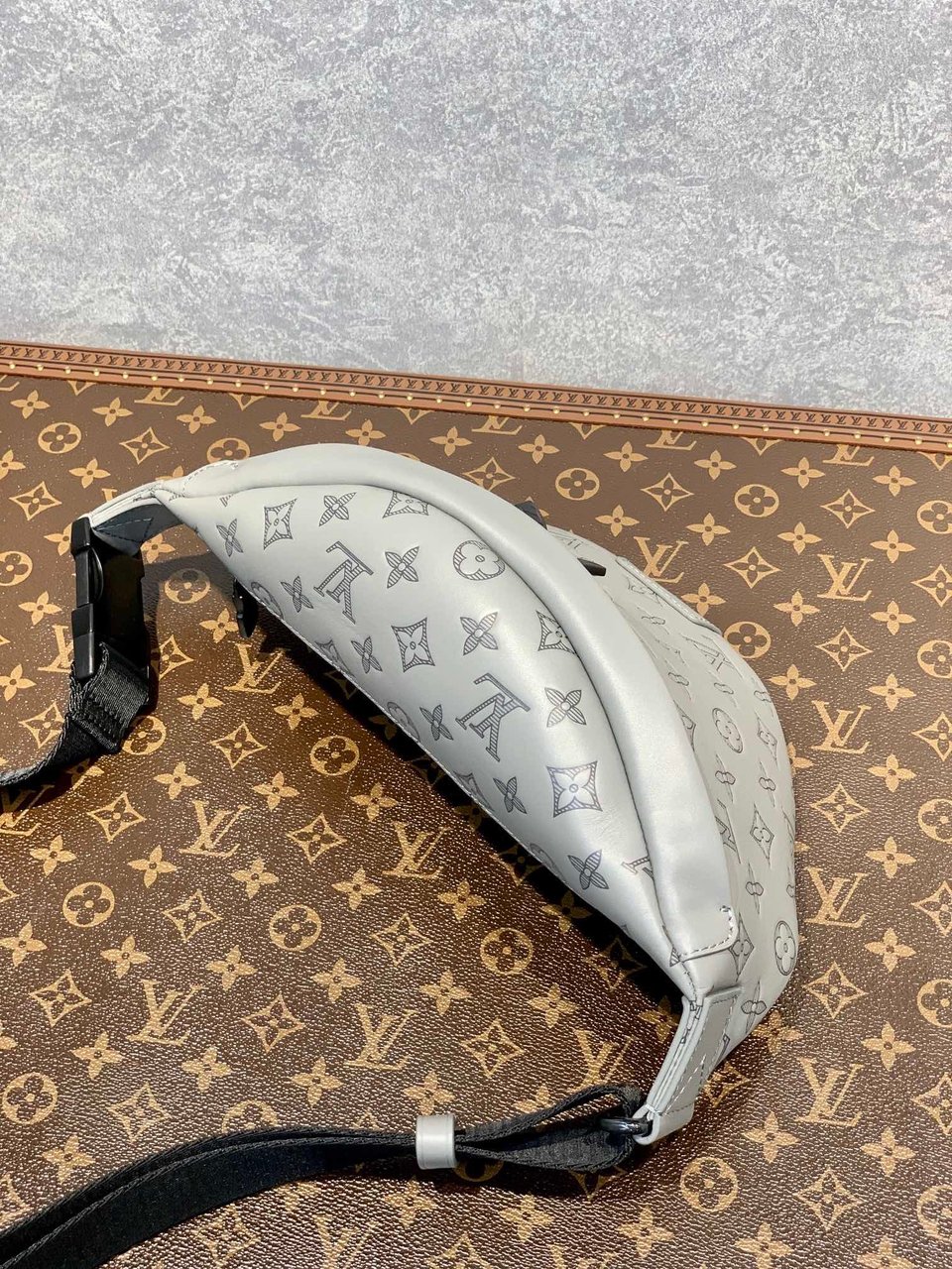 Louis Vuitton Discovery Bumbag Grey 26Cm For Men view 3