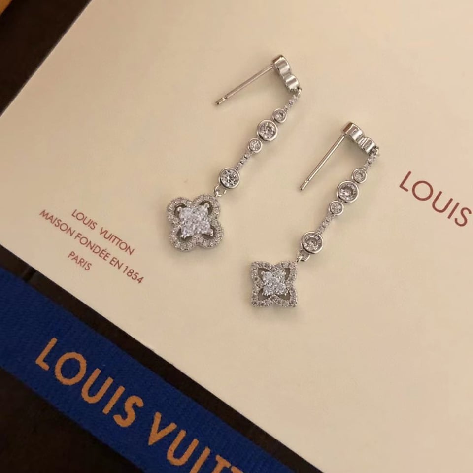 Louis Vuitton Blossom Stud Earrings White Gold And Diamonds view 4