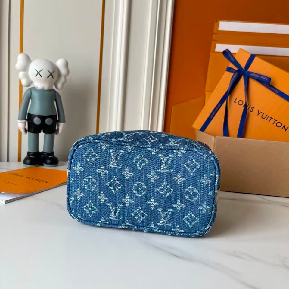 Louis Vuitton Cruiser Toiletry Bag 22cm M27945 view 10