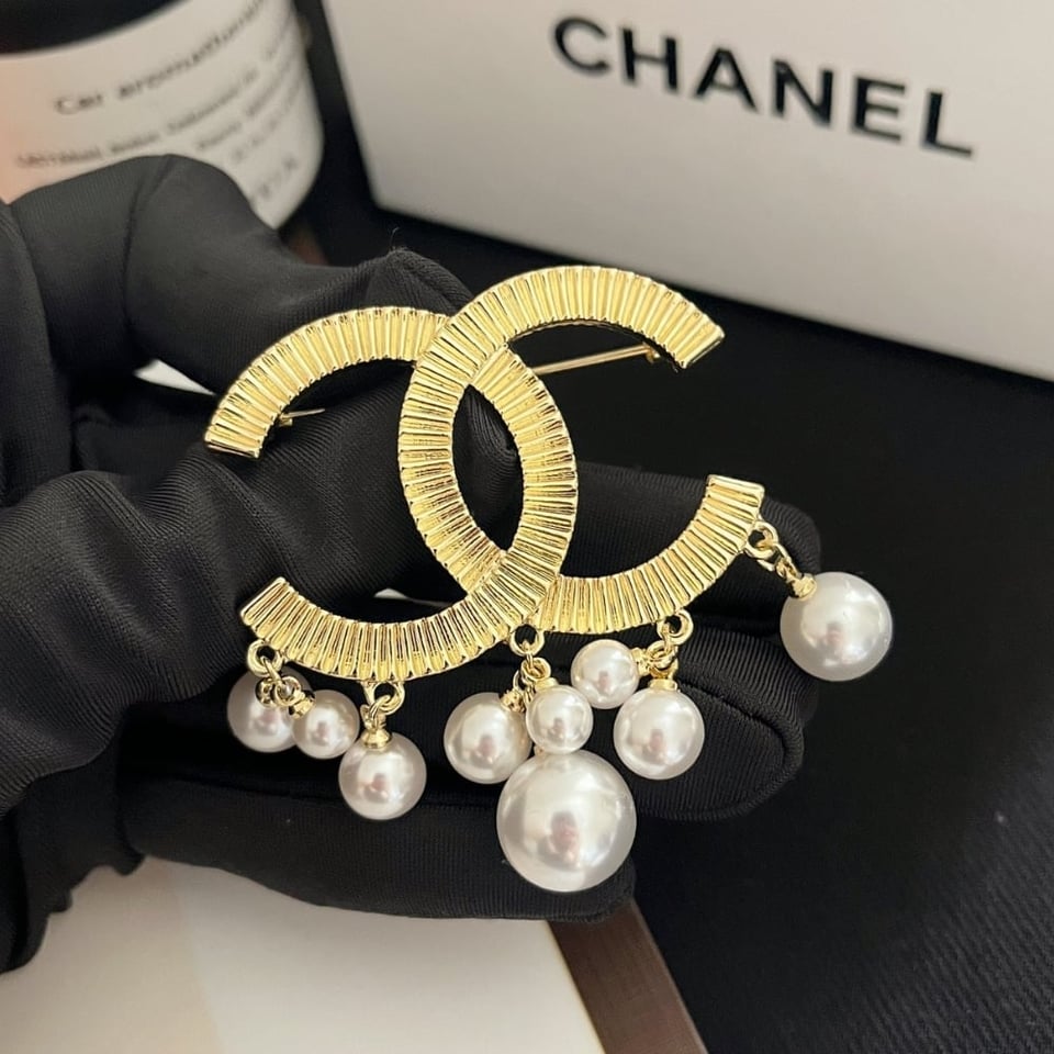 Chanel Cc Brooch Gold With Pearls view 5