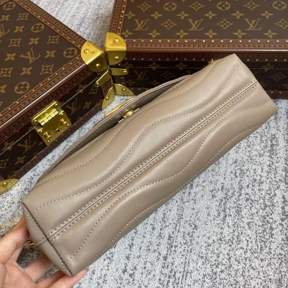 Louis Vuitton New Wave Chain 24Cm Dark Taupe M58550 view 10