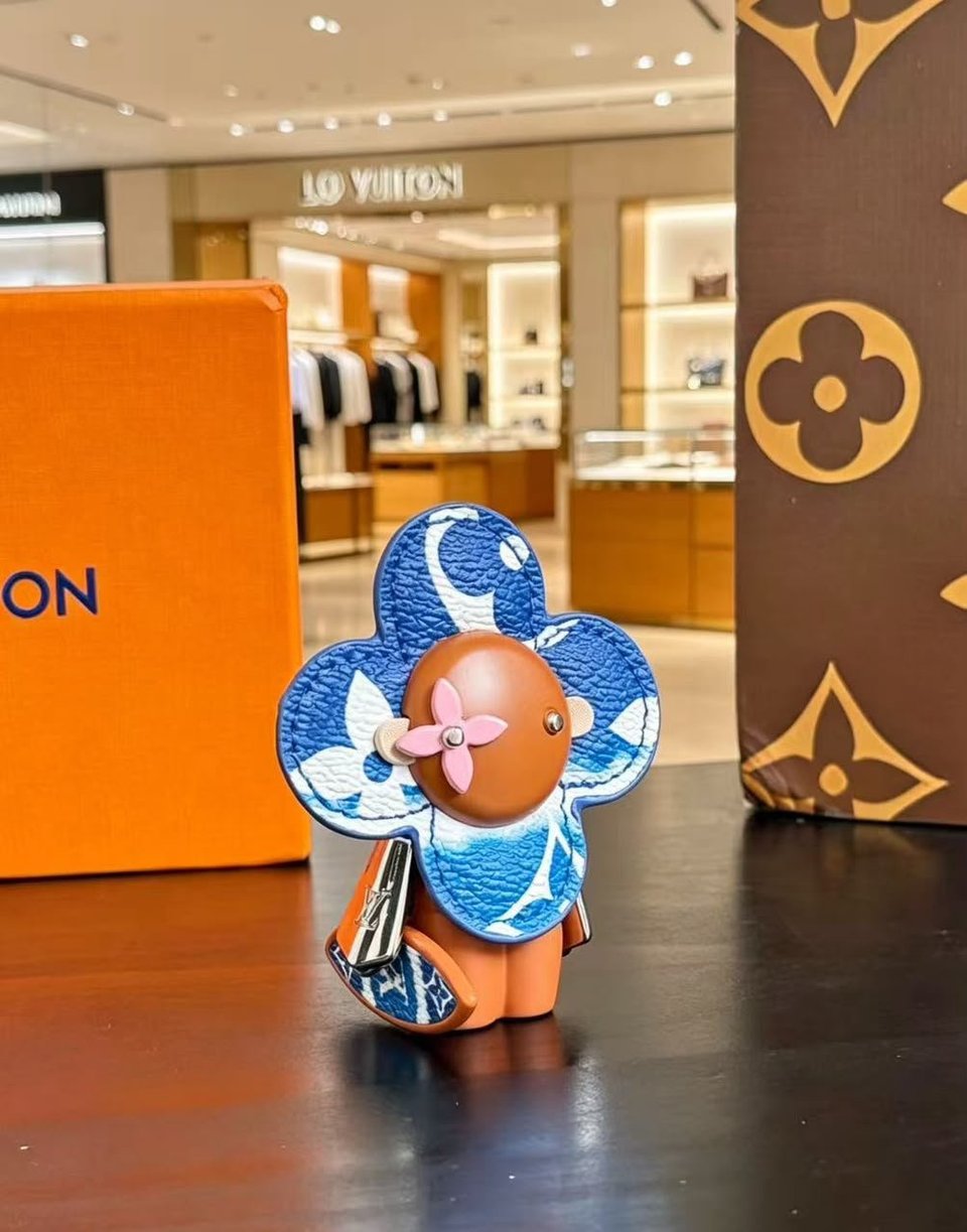 Louis Vuitton Vivienne Surfin’ Monogram Bag Charm &amp; Key Holder 13.5cm/5.3in view 4