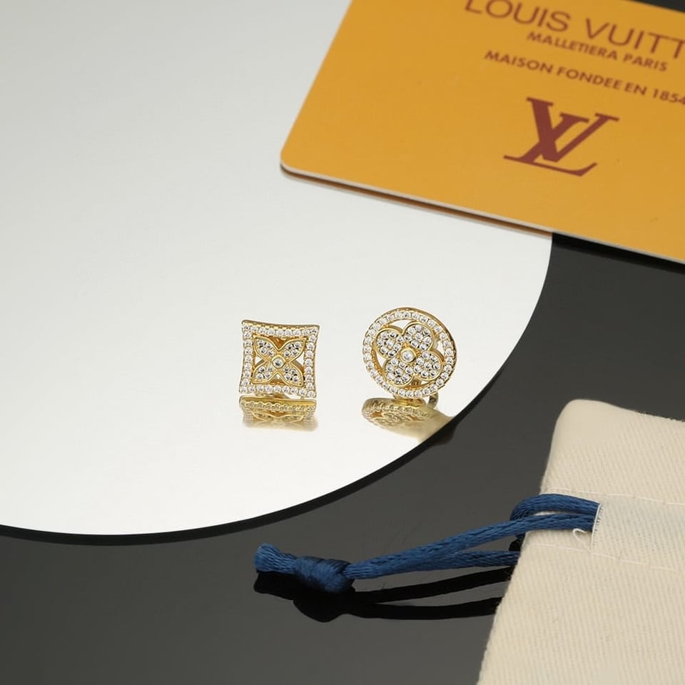 Louis Vuitton Idylle Blossom Stud Earrings Gold And Diamonds view 3