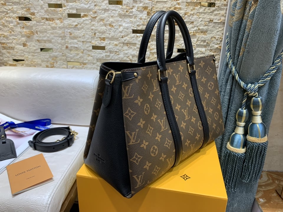 Louis Vuitton Soufflot Mm 36Cm Black view 4